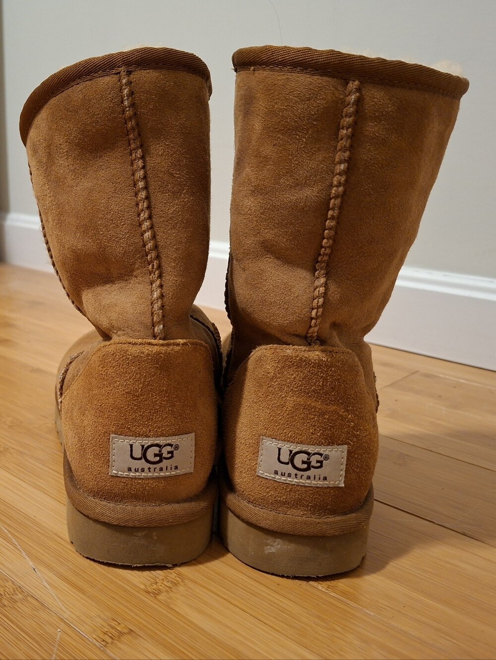 UGG Australia Classic Short Boots Chestnut Suede Shearling S/N 5800, Size 9